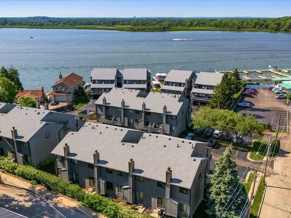 191 Howard Ct APT 3, Fox Lake, IL 60020