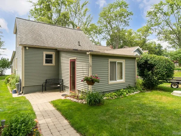 3554 Rush Lake Rd, Pinckney, MI 48169
