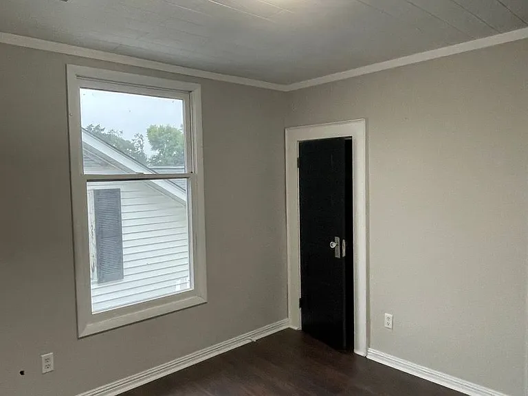2318 Monroe Ave — Photo 3