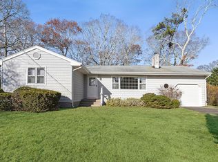 31 Ridgewood Ln, Hampton Bays, NY 11946