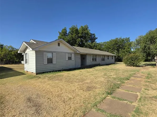 302 E Iowa St, Walters, OK 73572