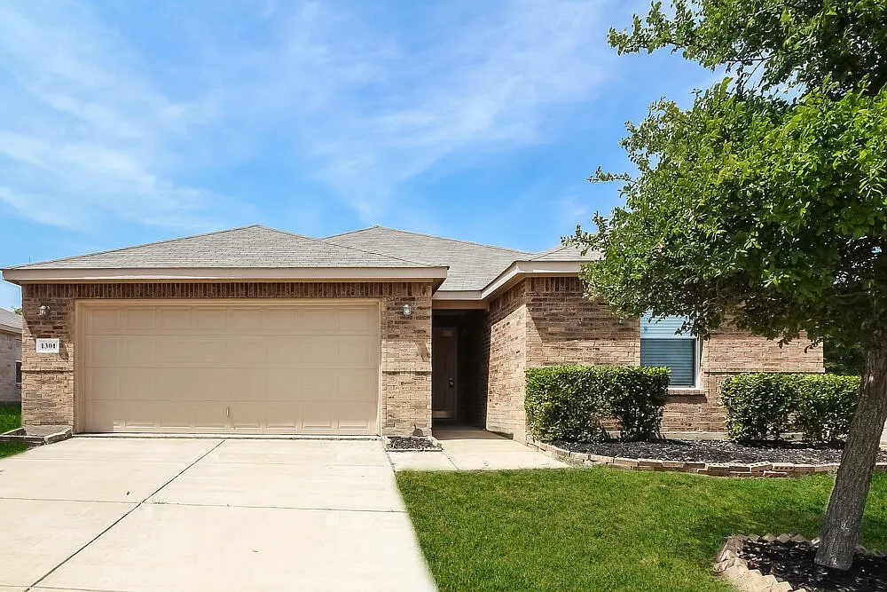 3 bed, 2.0 bath, 1751 sqft, $2,180 — Photo 1