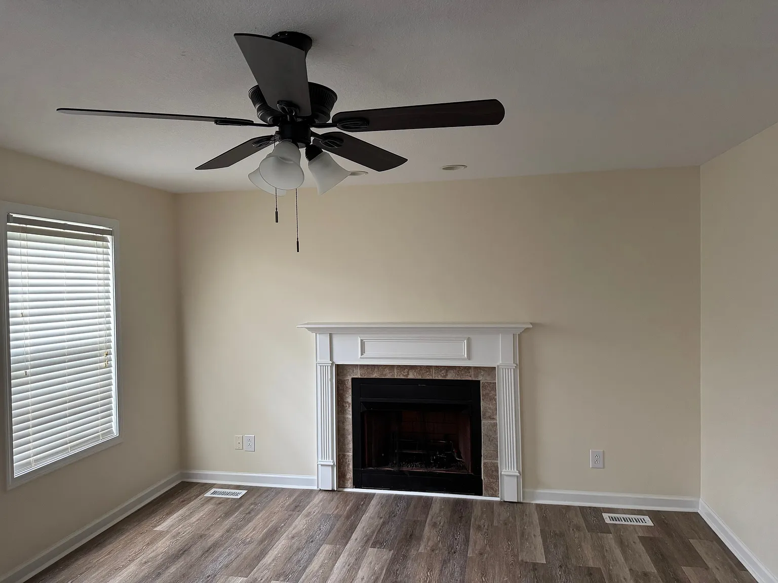3 bed, 2010 sqft, $1,999 — Photo 3