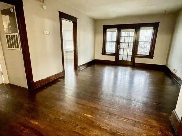 920 E 41st St APT 2E, Kansas City, MO 64110