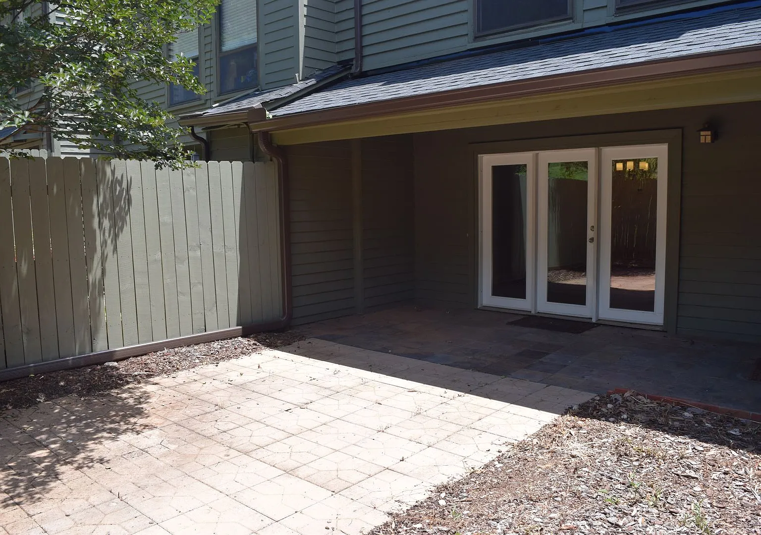 Renovated 3 bedroom Townhouse — Photo 4