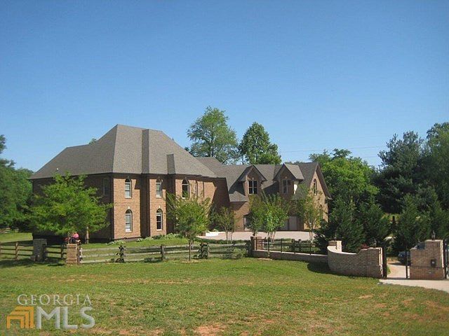 Front view of the house.