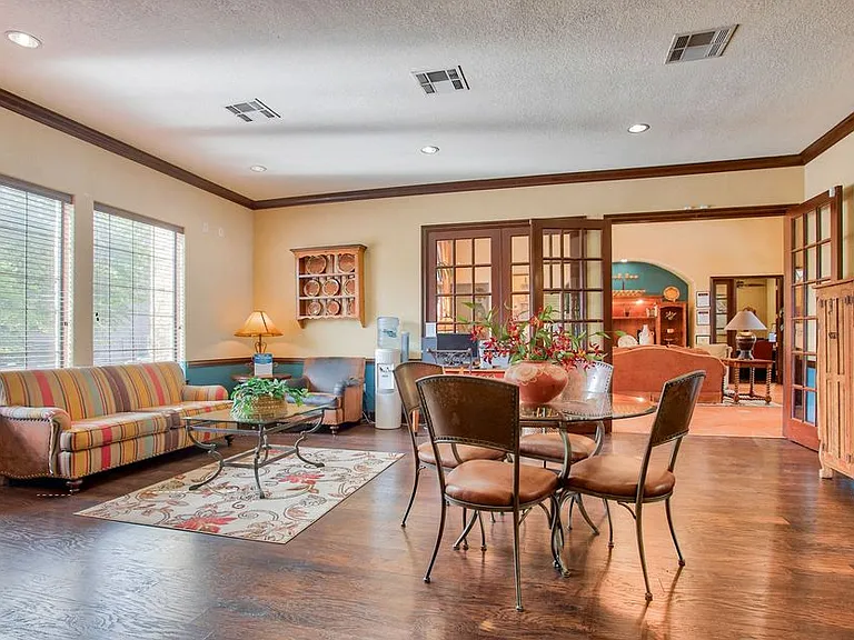 Nestled in a serene setting with beautiful views, Mission Oak apartment provides a peaceful retreat that feels worlds away while being conveniently located near shopping, dining, and major employers.