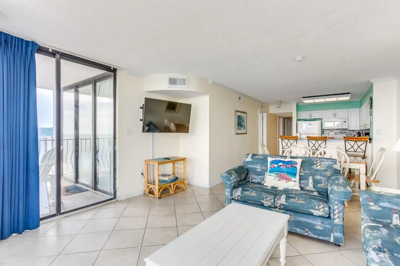 3 bed, 2.0 bath, 1237 sqft, $4,306 — Photo 4