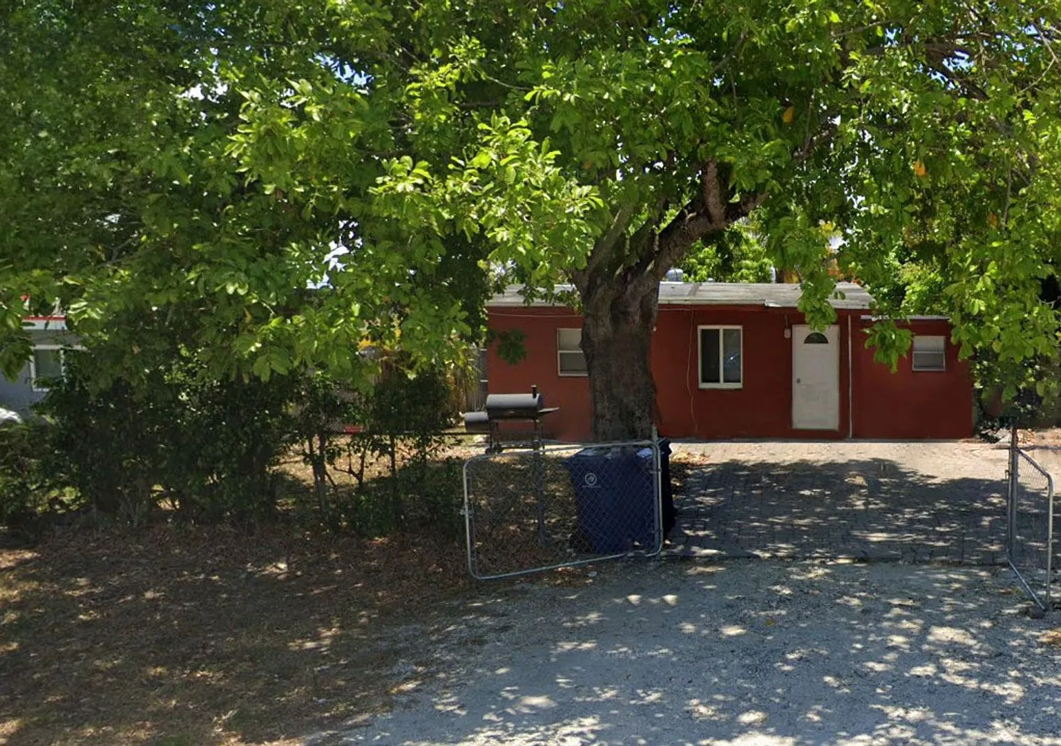 Large 3-2 house with a back yard — Photo 2