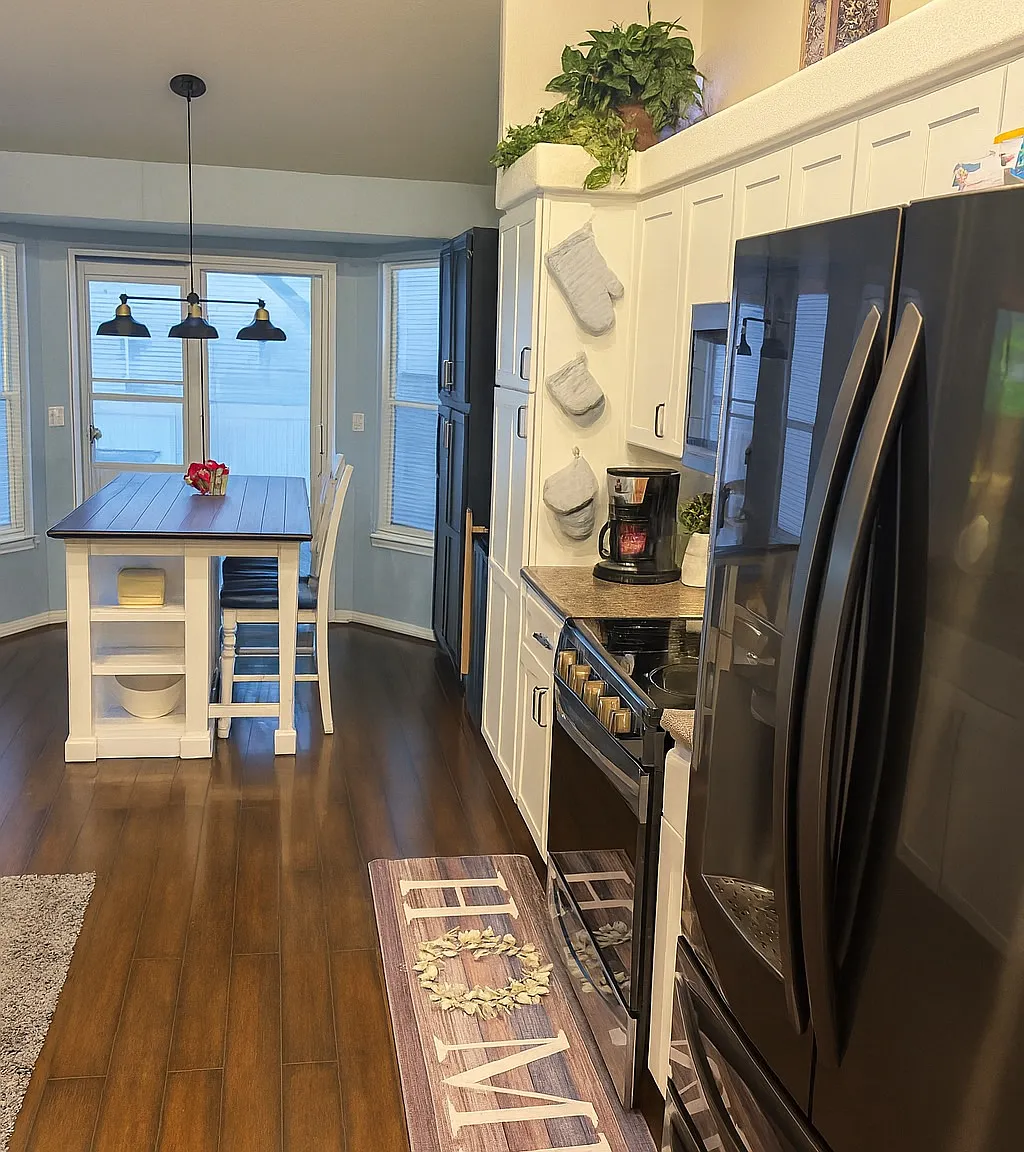 6 bed, 3408 sqft, $850 — Photo 3