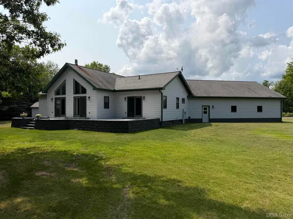 39672 Pike River Rd, Chassell, MI 49916
