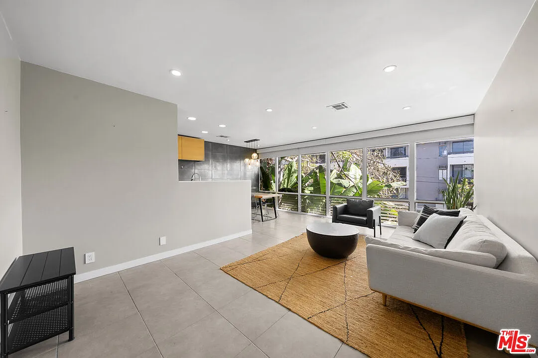 Building Photo - 1145 Larrabee St #19