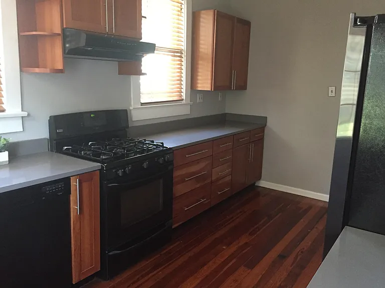 913 E Broad St — Photo 7