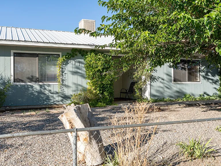 511 Western Dr — Photo 29