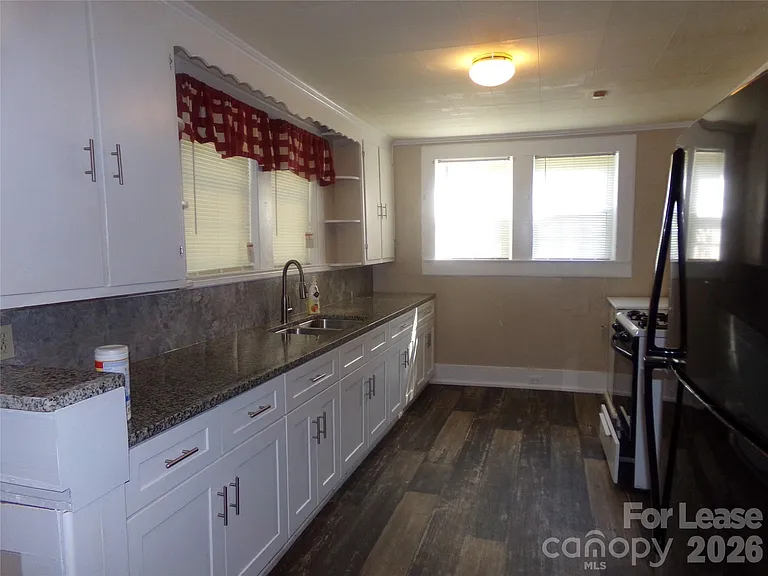 729 Spruce St — Photo 2