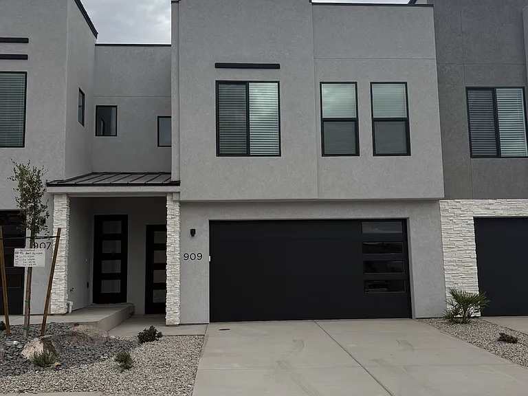 909 S Willow Dr — Photo 2