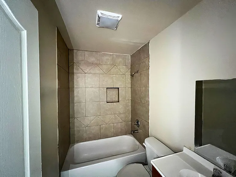301 E Locust St — Photo 5