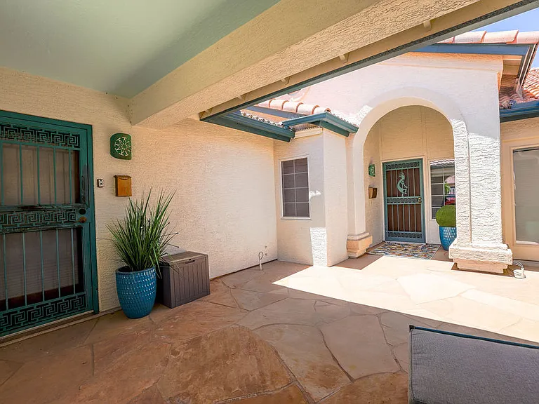 CASITA optional rental
Access from main courtyard and access to laundry room