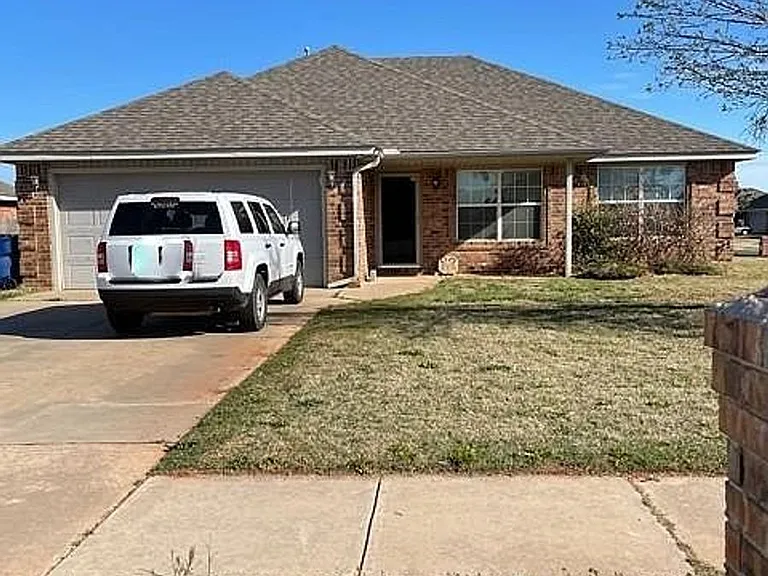 629 E Linden Ln — Photo 1
