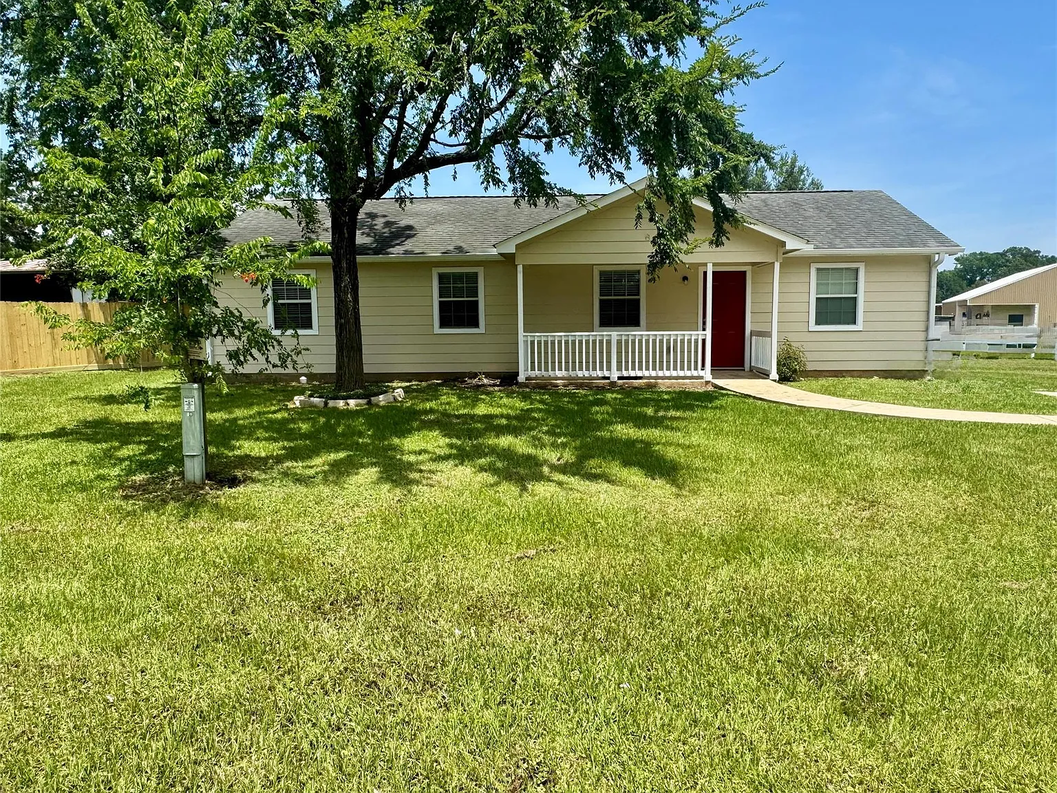 3 bed, 2.0 bath, 1296 sqft, $1,550 — Photo 3
