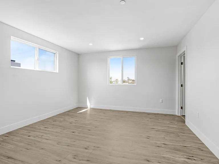 3502 E 7th St — Photo 11