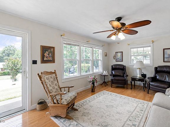 3rd image of 126 Poplar Hill Dr