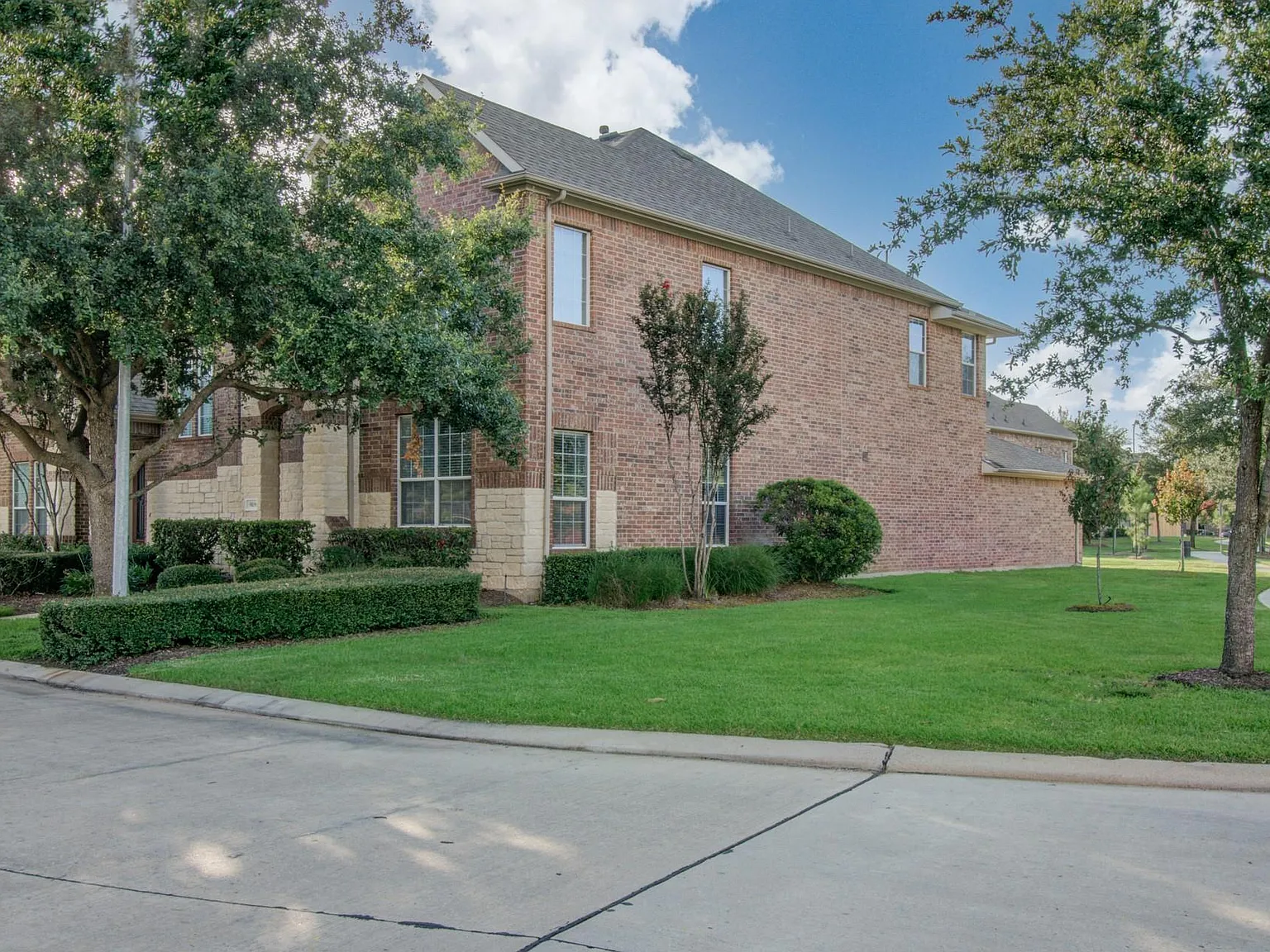 3 bed, 2.5 bath, 2417 sqft, $2,500 — Photo 3