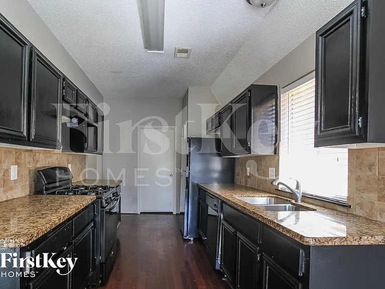 13907 Beckwith Dr — Photo 5