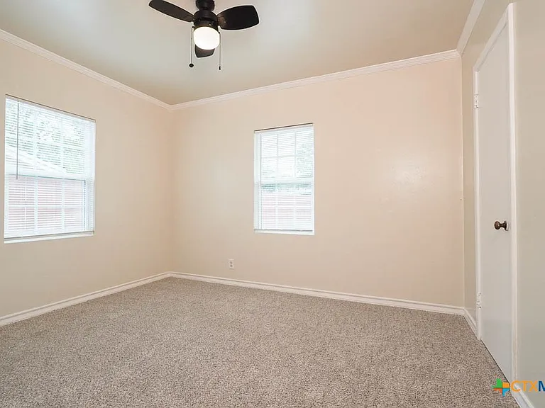 913 Hander Ln — Photo 10