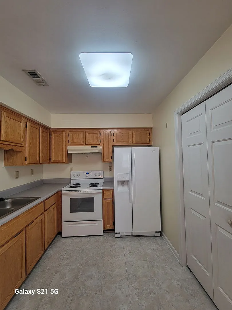 3 bedroom, 2 bathroom townhouse in Western Branch — Photo 2