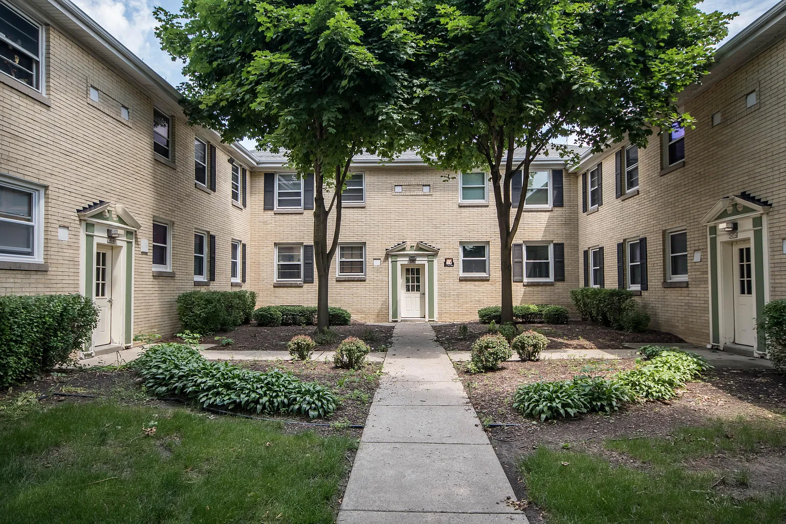 3464 N Dousman St photo 1
