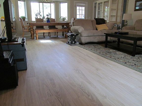 Openfloorplan w/new flooring