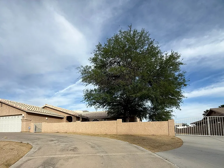 81 Acoma Blvd S — Photo 3