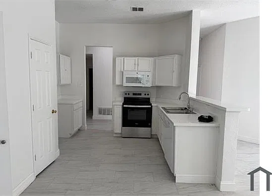3 bed, 1426 sqft, $2,300 — Photo 2
