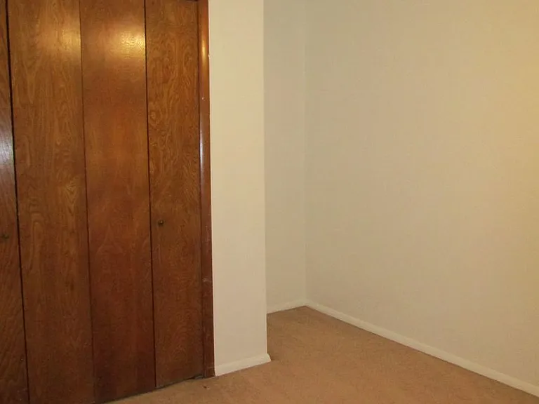 147 NE Dunlop St — Photo 18