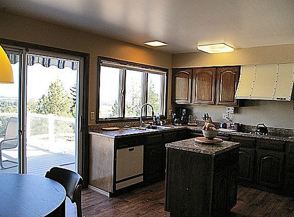 nice work flow in the kitchen