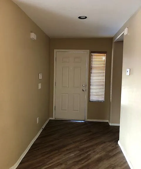 802 S 112th Ave — Photo 3