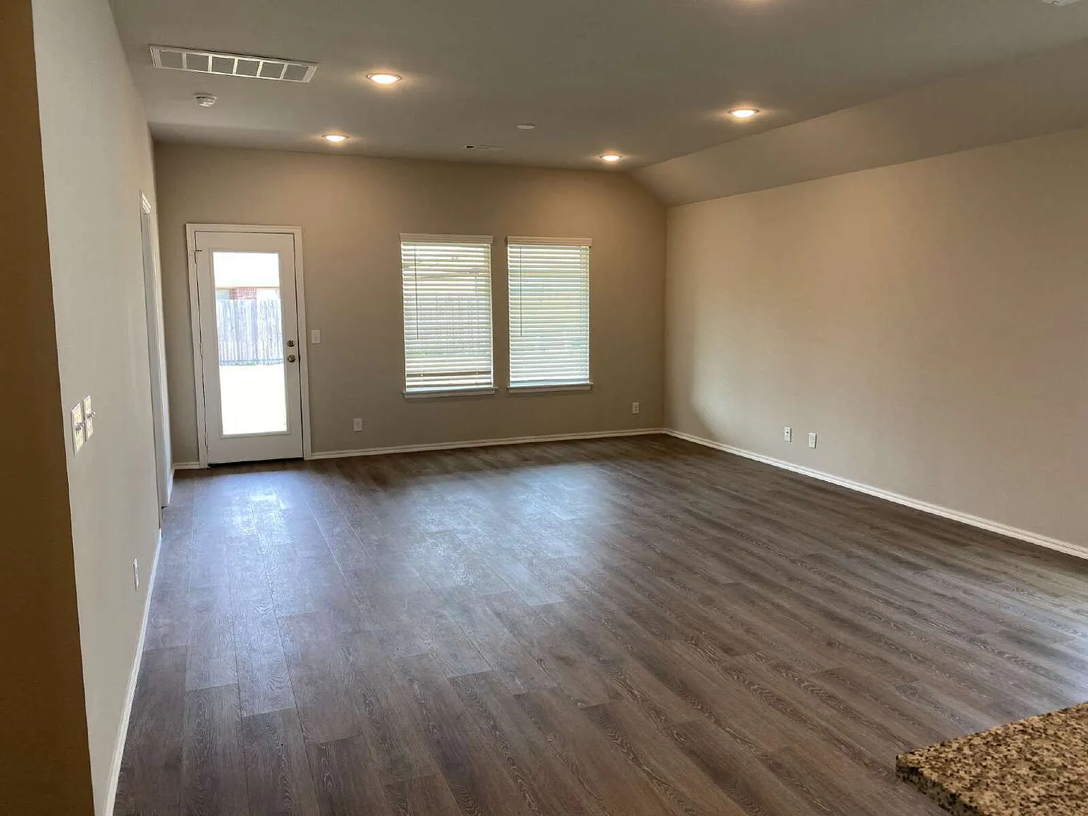 4 bed, 2.0 bath, 1614 sqft, $1,895 — Photo 2