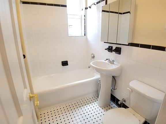 4th image of 15051 Northern Blvd