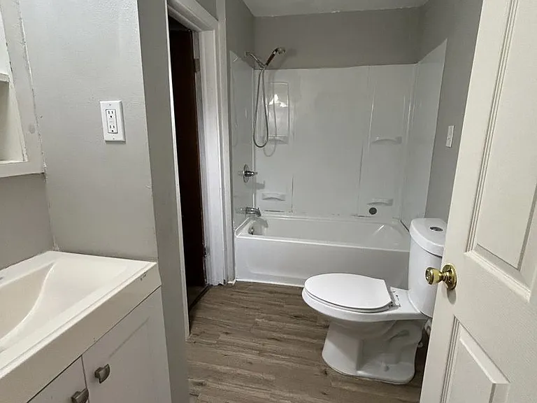 405 W 5th St — Photo 16