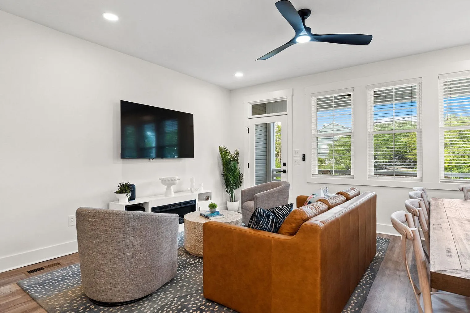 4 bed, 3.0 bath, $12,280 — Photo 1