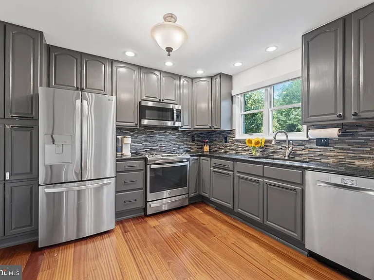 1621 Clearview Ave — Photo 4