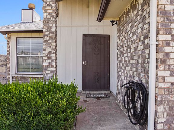 4th image of 2806 Castle Hill Cir