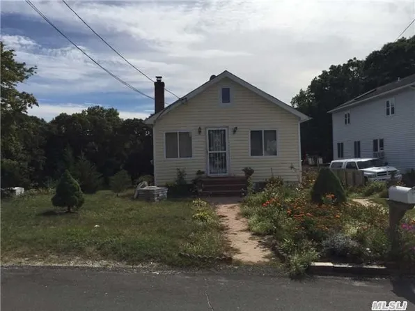 26 Peconic St, Selden, NY 11784