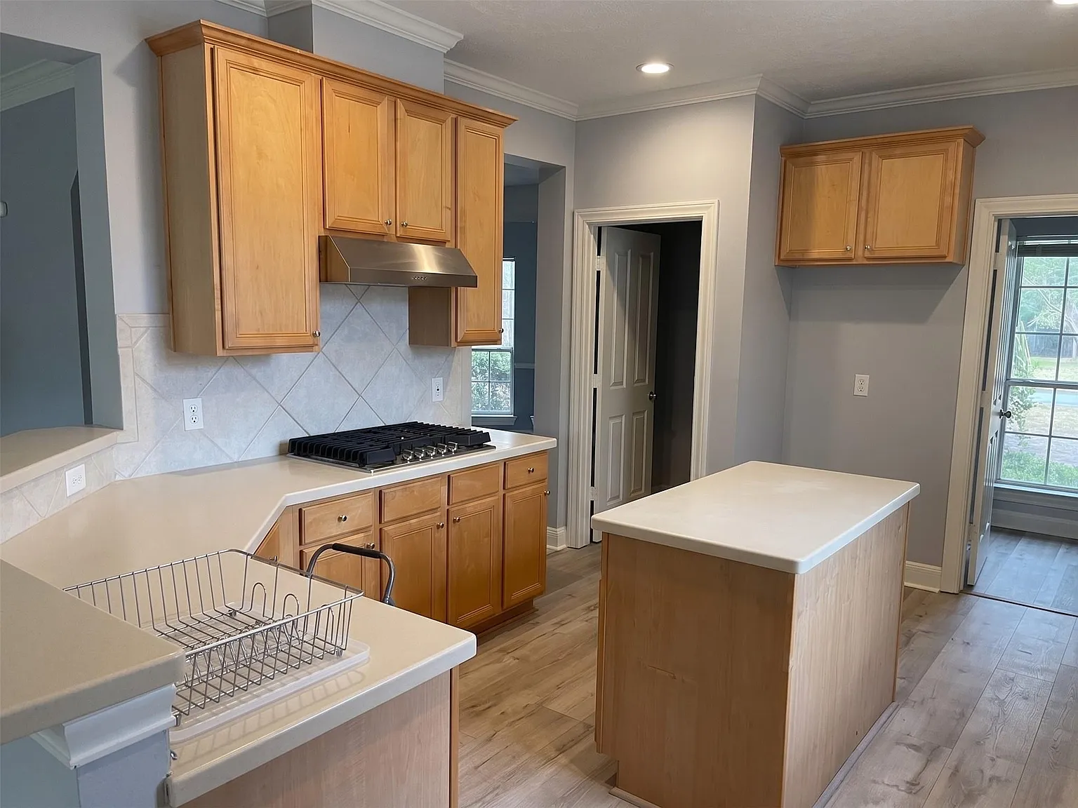4 bed, 2.5 bath, 2704 sqft, $2,600 — Photo 4