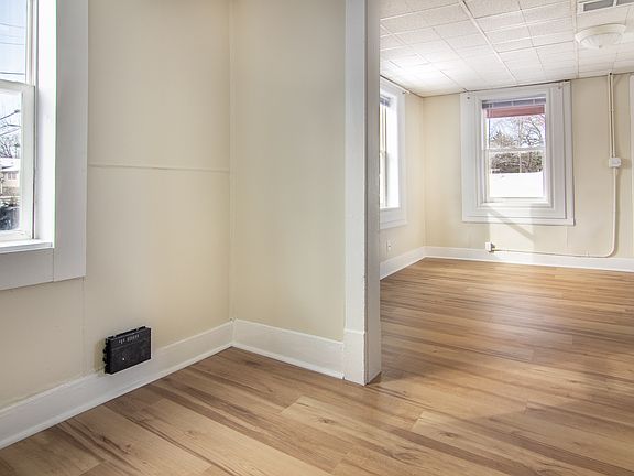 3rd image of 1038 Summer St NE
