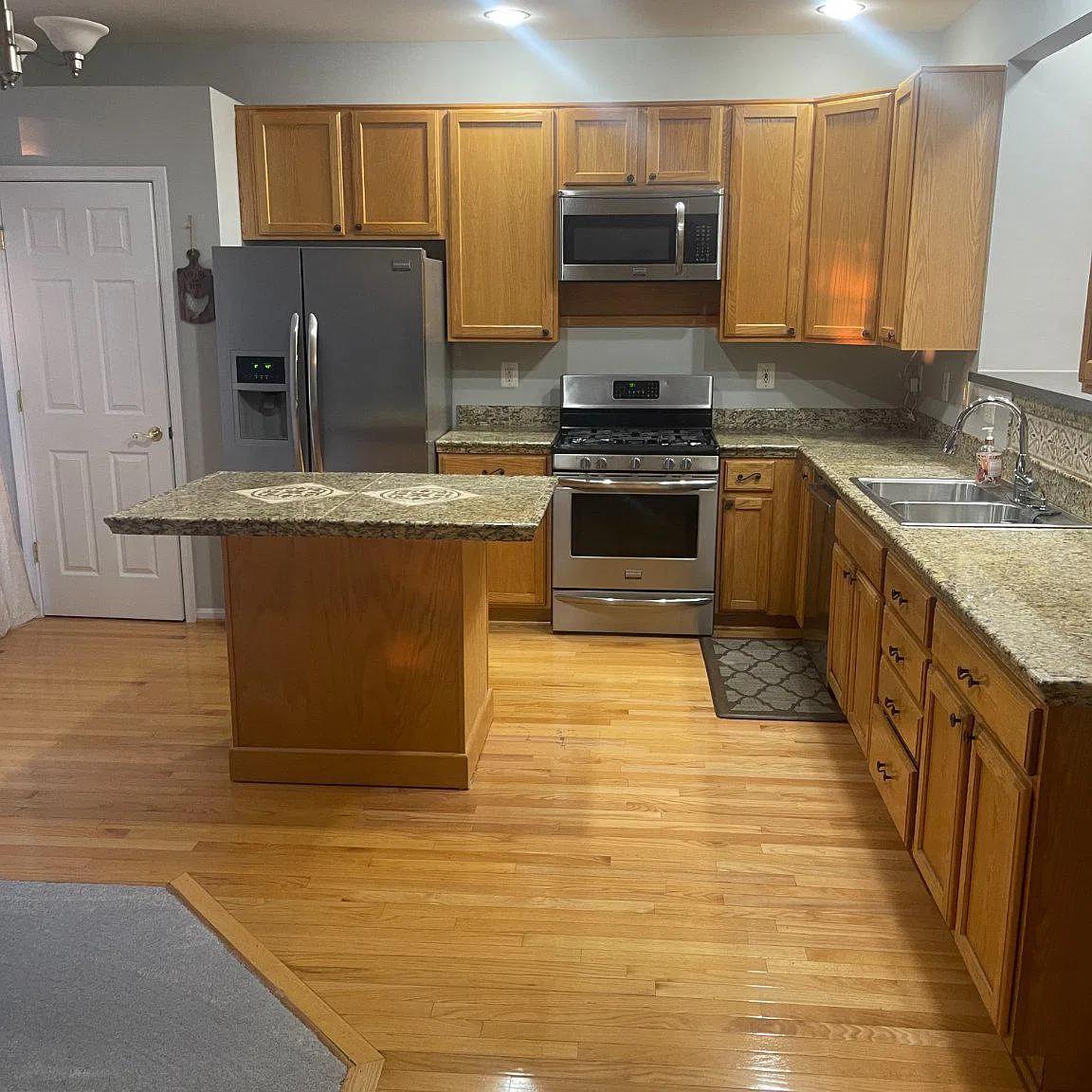 4 bed, 3.5 bath, 2796 sqft, $3,950 — Photo 3