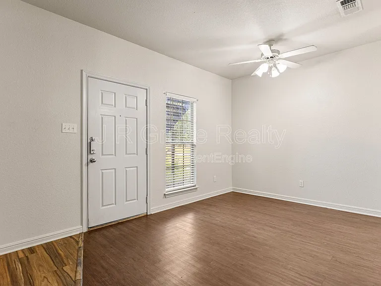 2100 Breezy Dr — Photo 5