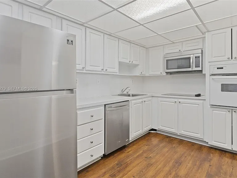 19390 Collins Ave #516 — Photo 4