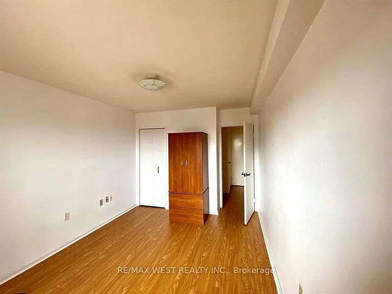 130 Neptune Dr #905 — Photo 9